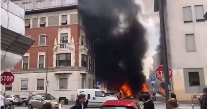 義大利米蘭市中心驚傳爆炸，現場濃煙不竄出。（圖／翻攝自推特／@TheInsiderPaper）